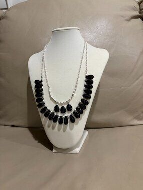 Fashion necklace and hook earrings set (Preowned)